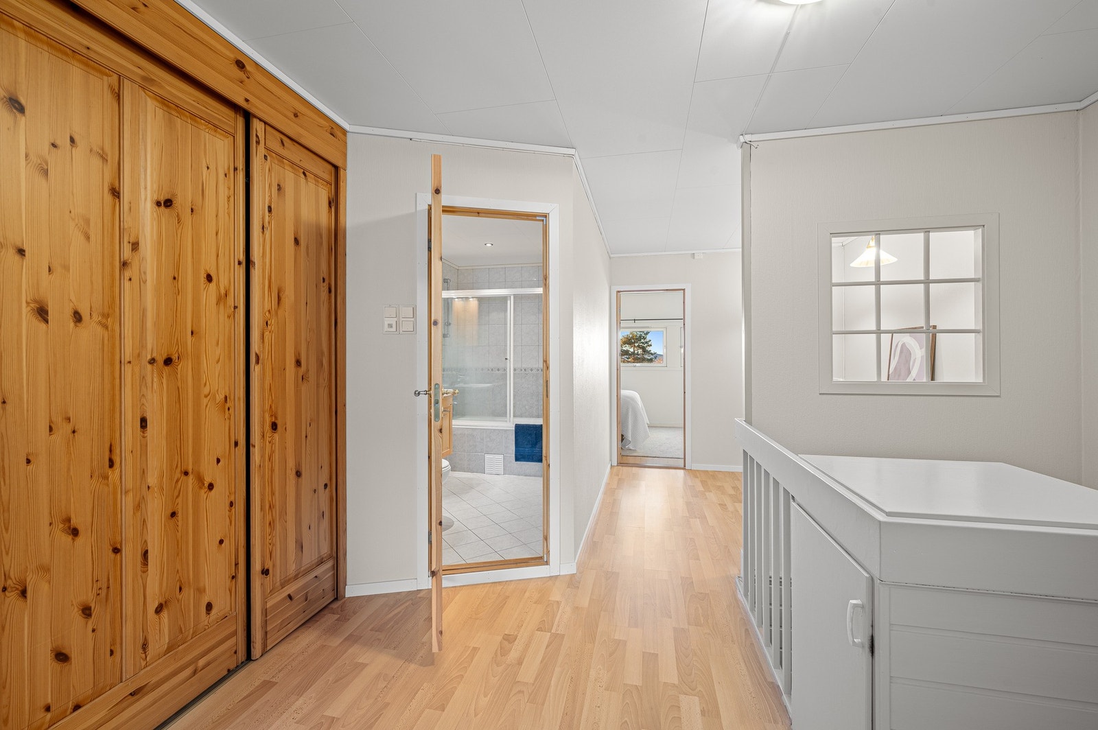 I 2. etasje har man bl.a 3 soverom, bad og kontor. Galleribilde