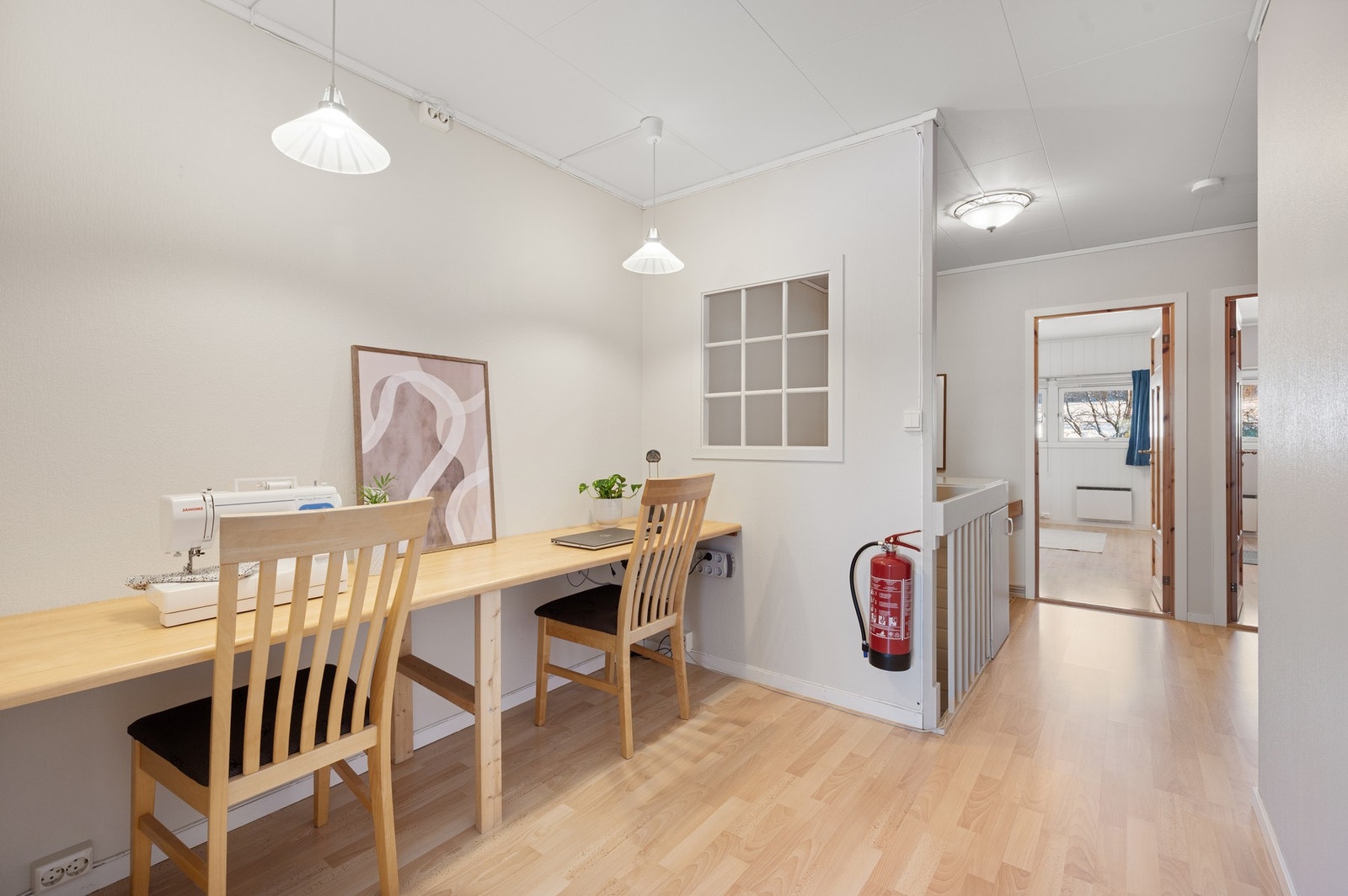 Det gjøres oppmerksom på at kontoret er byggegodkjent som bod, og er ikke omsøkt. Galleribilde