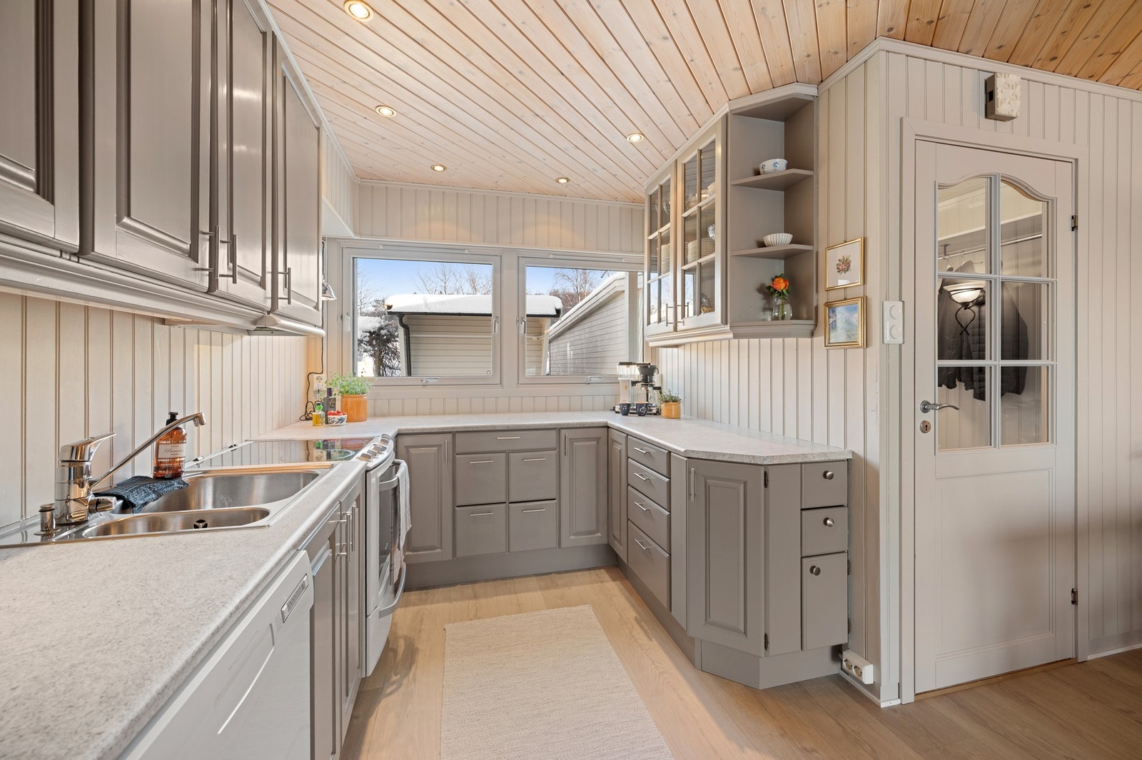 Kjøkkenet har store vindusflater som gir rikelig med lys og en behagelig atmosfære. Galleribilde