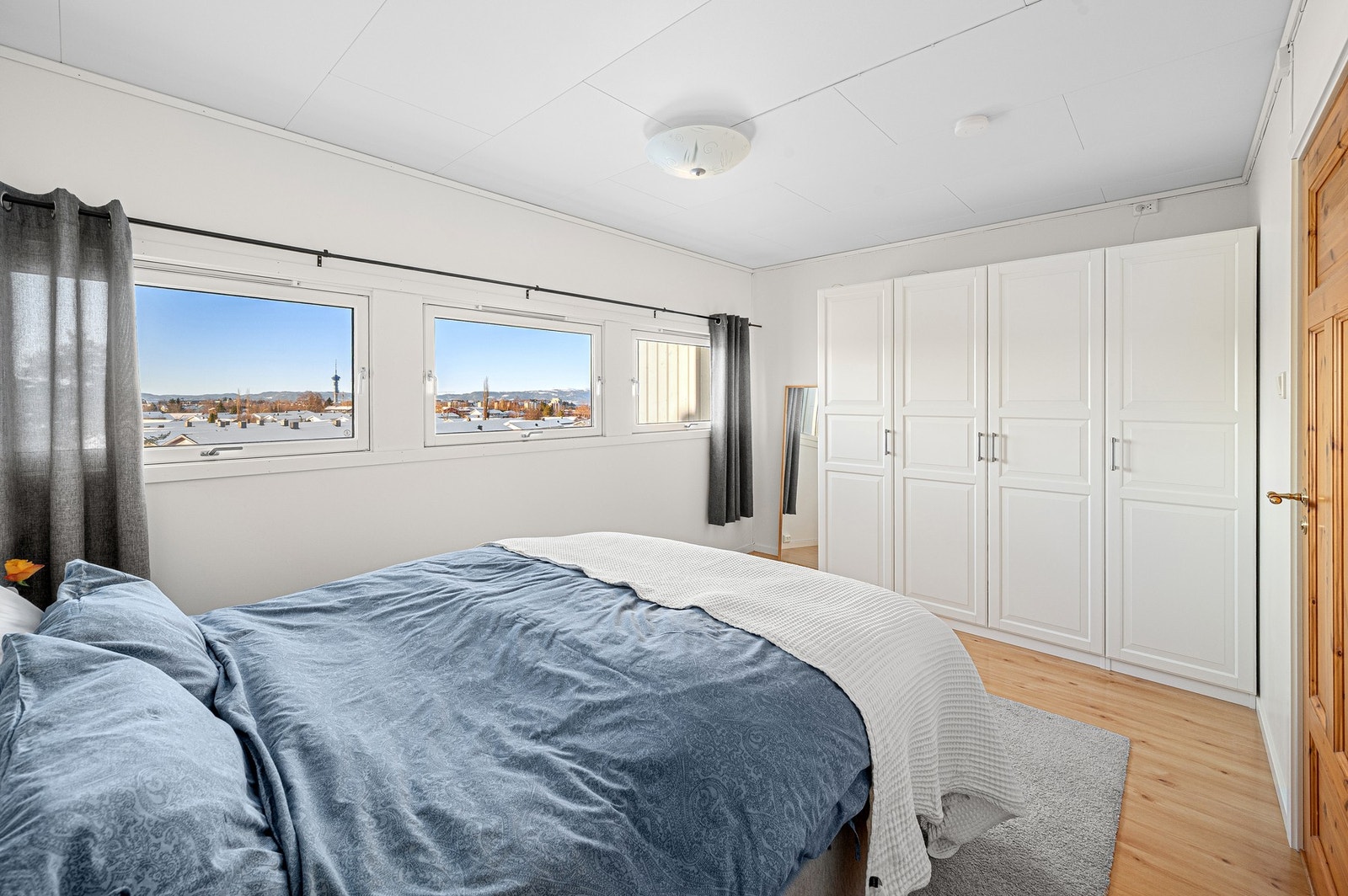 Her har man god plass til ønsket soveromsmøblement. Galleribilde