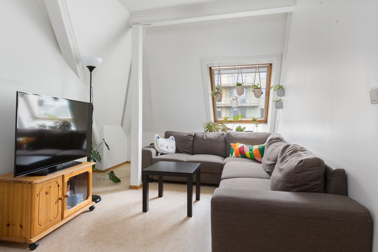 Det ene soverommet kan brukes som stue med plass til sofagruppe og tv Galleribilde