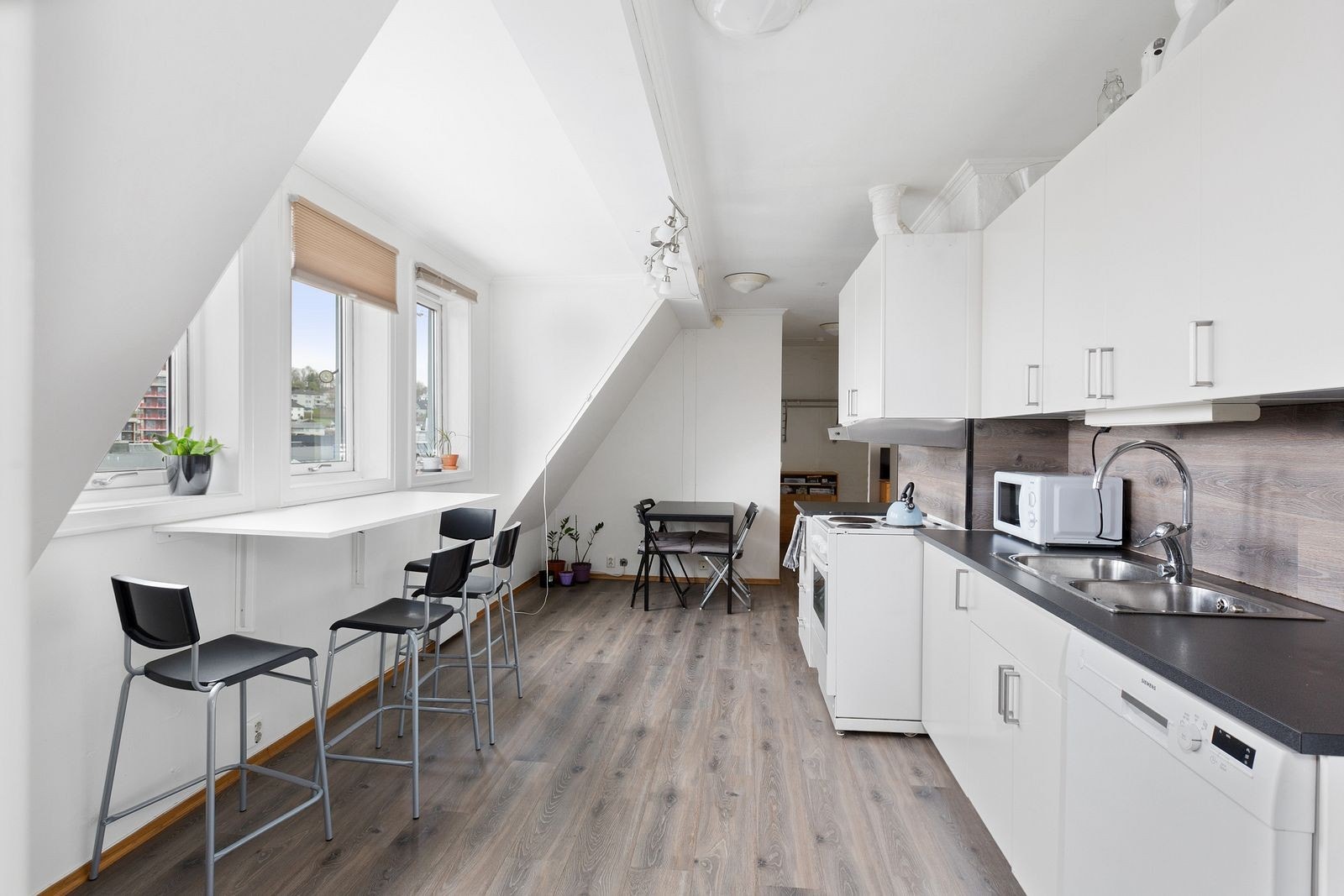 Lys og fin 5-roms leilighet med kjøkken og bad. Hvitevarer følger med. Galleribilde