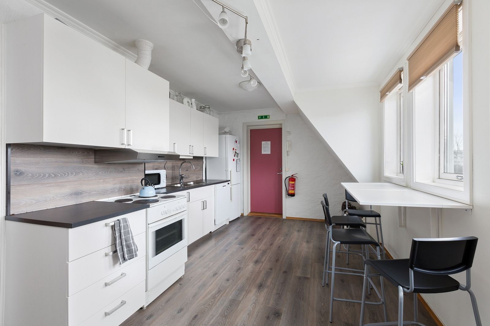 Kjøkkenet har godt med skapplass og har både spisegruppe m barstoler og spisebord i kjøkkenarealet. Galleribilde