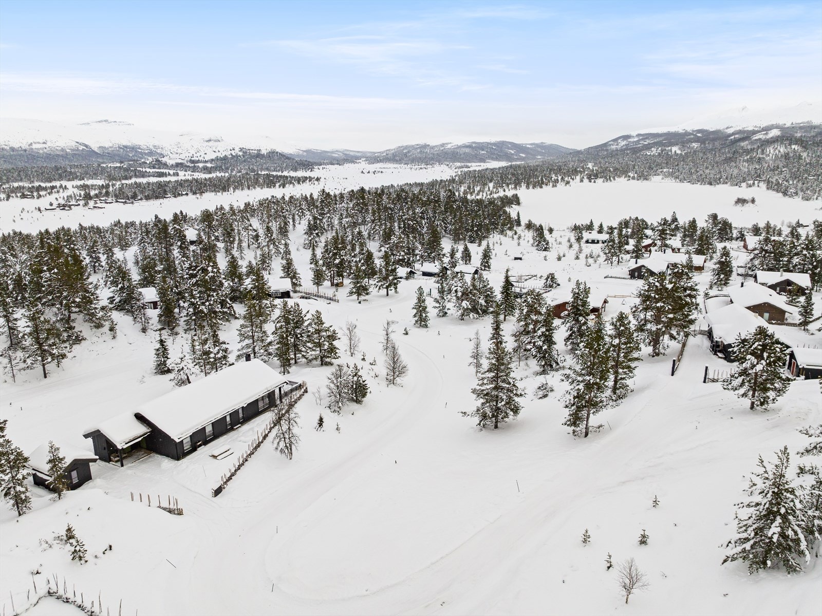 Eiendommen ligger fint til ved Rondablikk Høyfjellshotell på Kvamsfjellet, i Nord-Fron kommune. Galleribilde