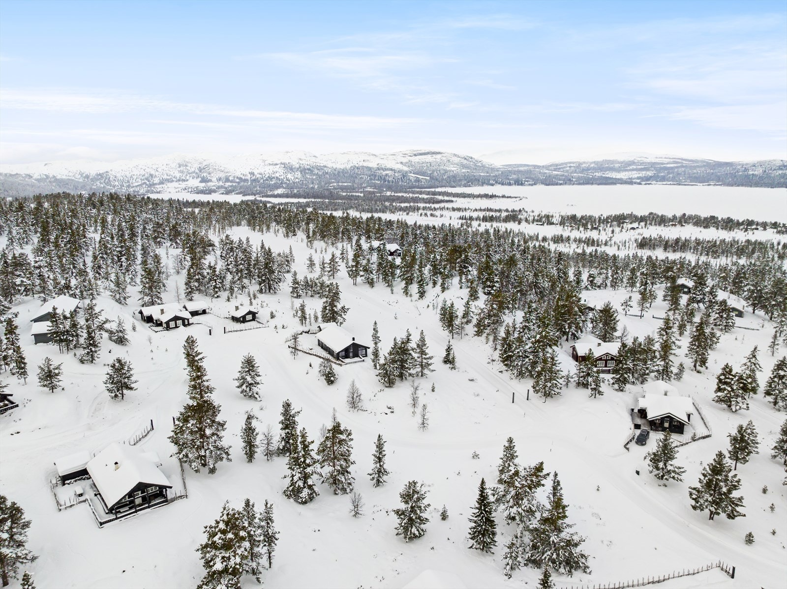 Om sommeren kan du bestige mang en tinde, eller ta livet med ro langs tur- og sykkelstier. Galleribilde