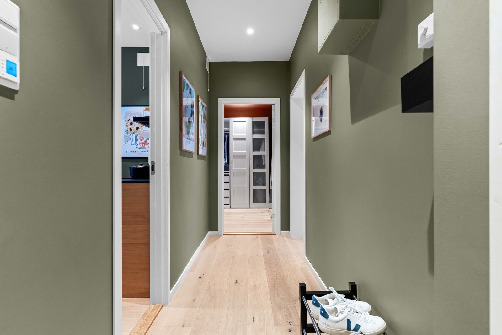 Mellomgangen fungerer som bindeledd til samtlige av boligens rom. Galleribilde