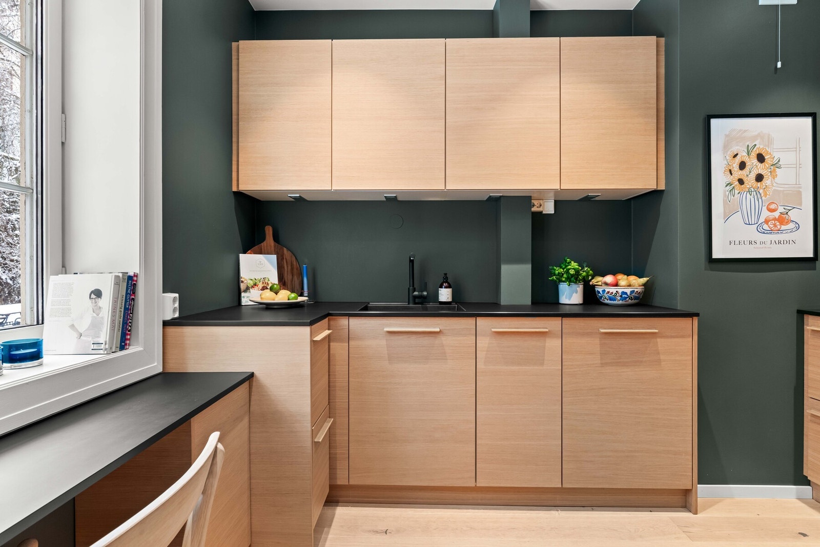 Integrerte hvitevarene medfølger: stekeovn, nedfelt platetopp, oppvaskmaskin, kjøl og frys. Galleribilde