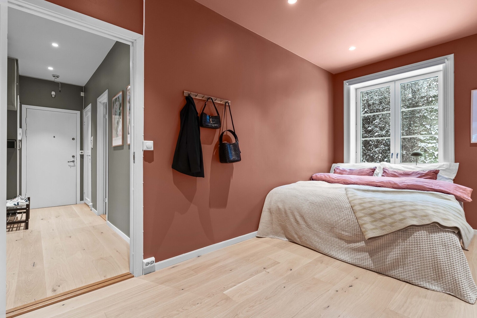 Svært romslig soverom med plass til stor dobbeltseng. Galleribilde