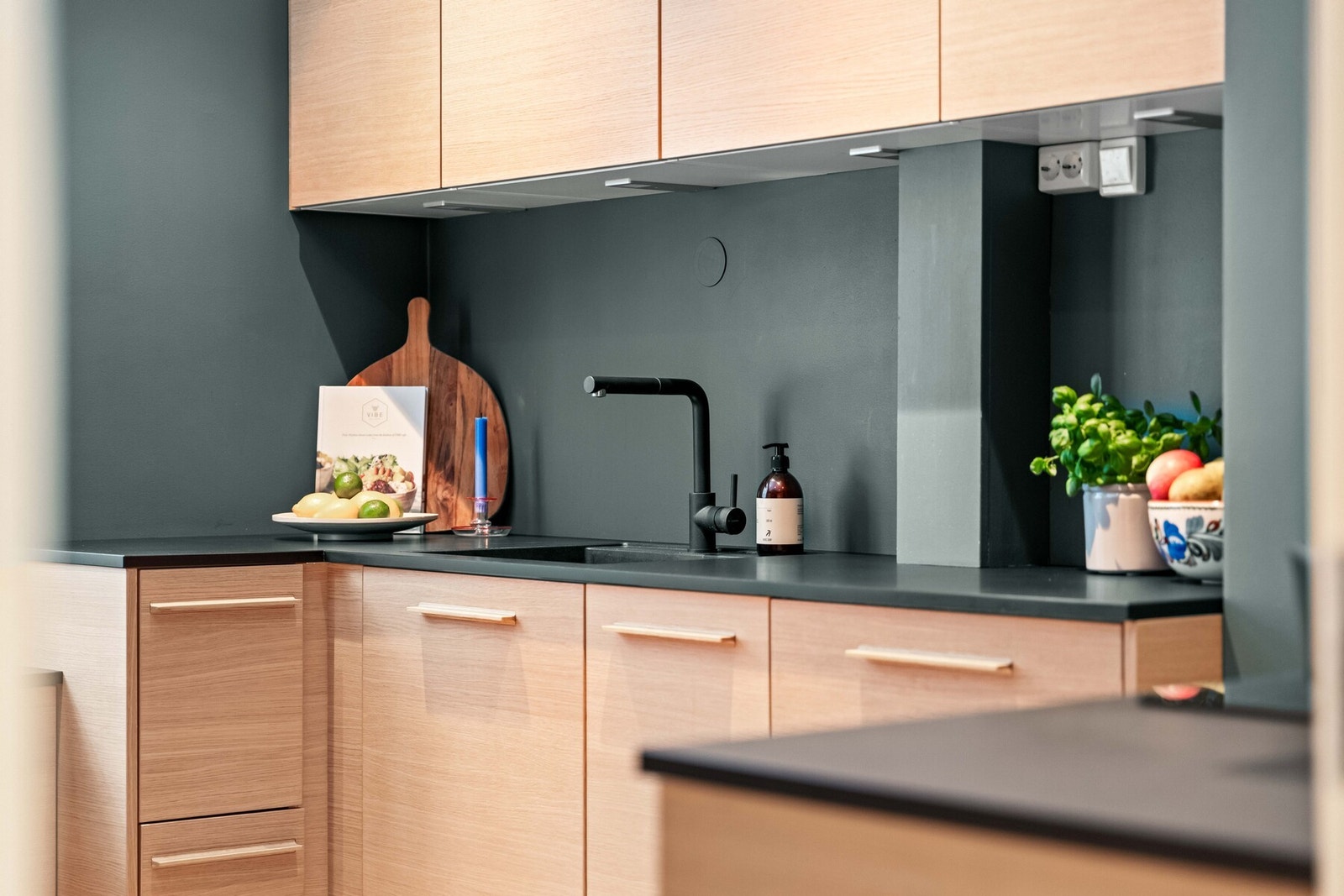 Varmtvannsbereder plassert i kjøkkenbenken. Galleribilde