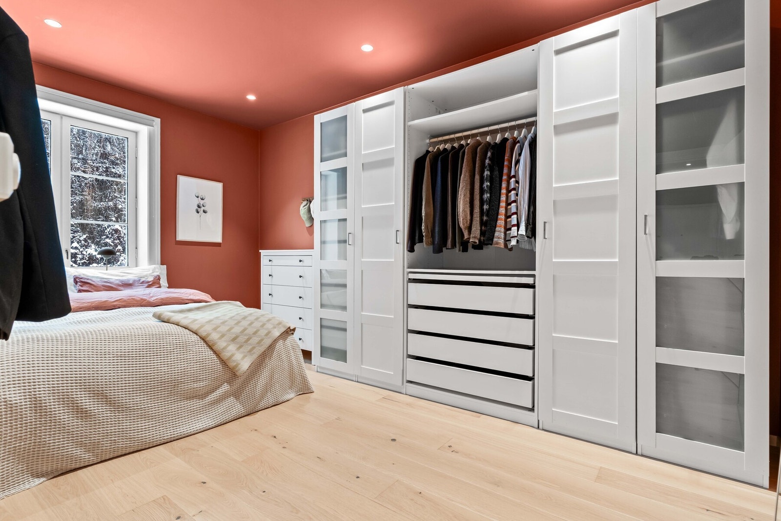 Meget godt med skapplass i medfølgende garderobeskap. Galleribilde