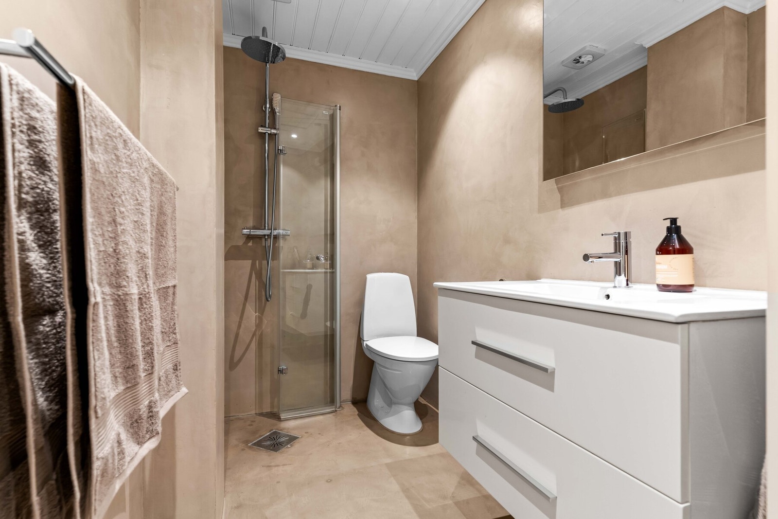 Bad er overflateoppusset i 2016 med mikrosement på eksisterende fliser, gulv og vegger. Rehabilitering av avløpsrør i regi av borettslaget i 2012-2013. Galleribilde