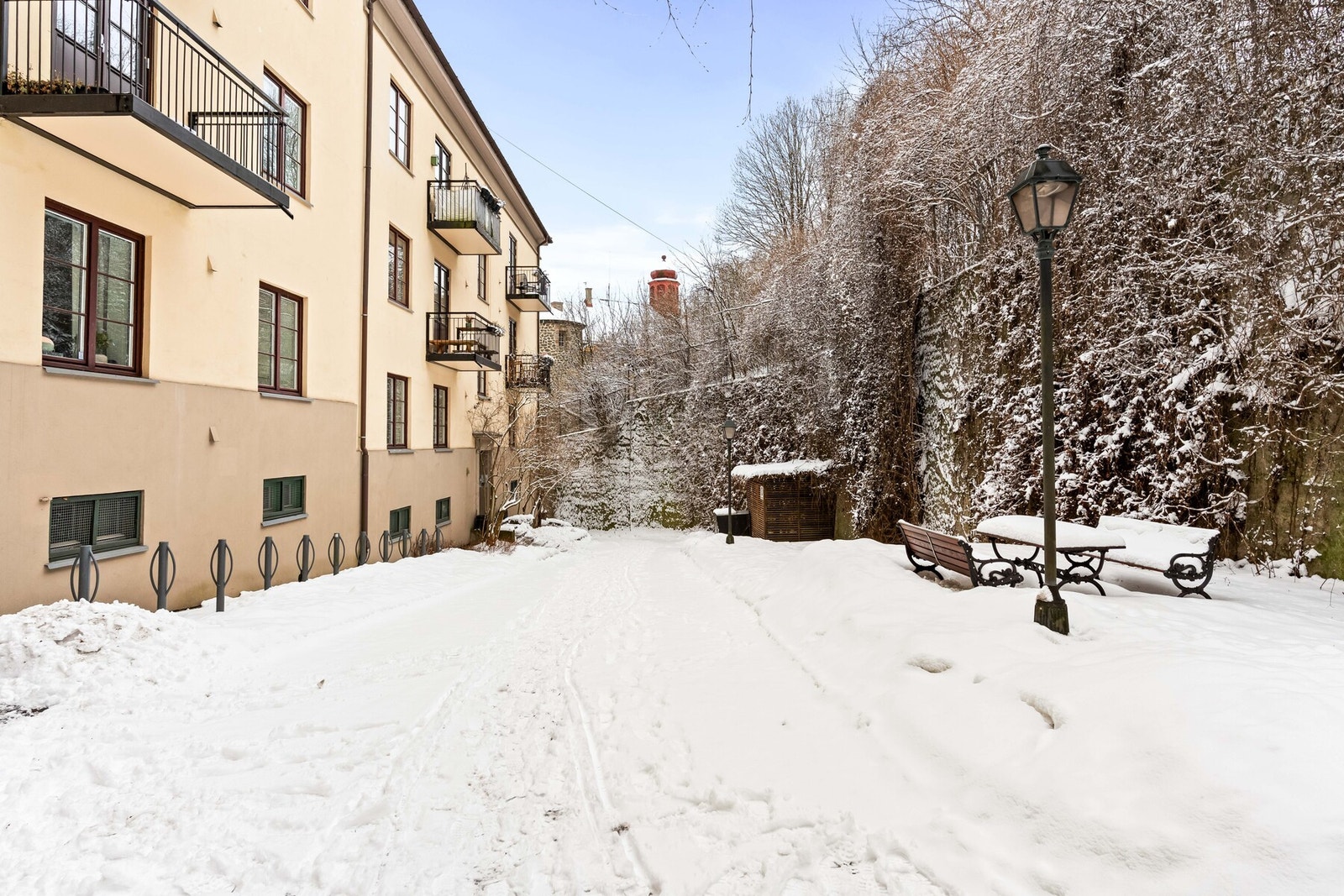Borettslaget har bakgård med beplanting og sittegruppe, felles sykkelbod og fellesvaskeri. Galleribilde