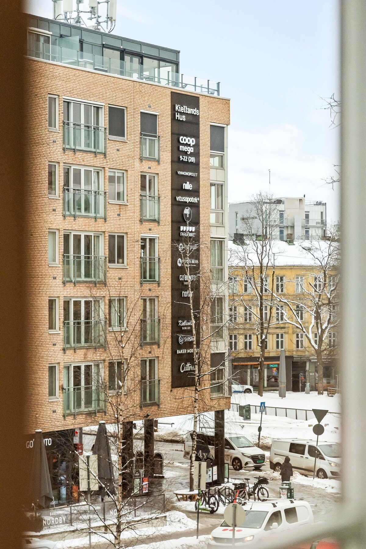 Vinduene er med 2-lags isolerglass og 1-lags glass i koblede rammer. Galleribilde