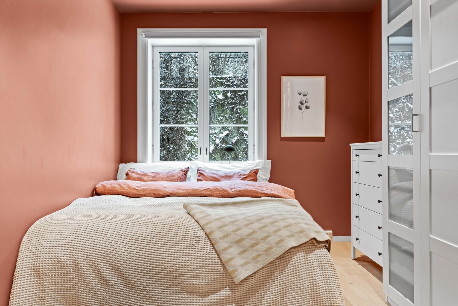 Soverommet vender inn mot rolig indre gårdsrom. Galleribilde