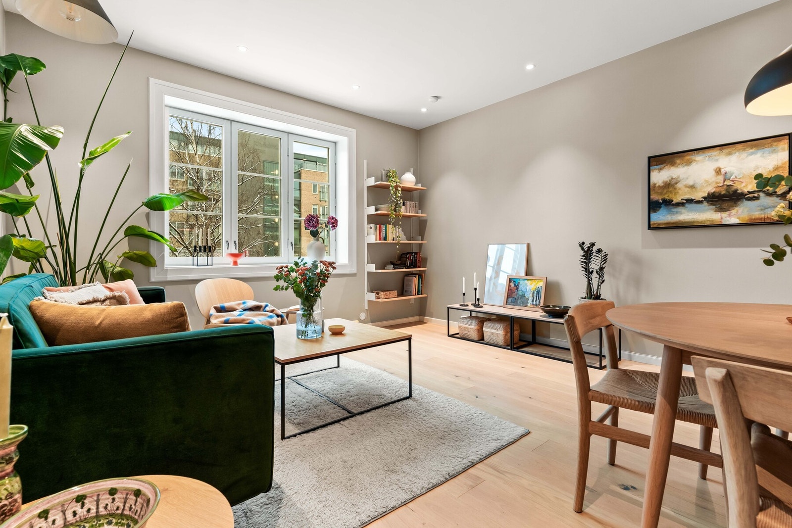 Store vinduer som slipper inn rikelig med naturlig lys. Galleribilde