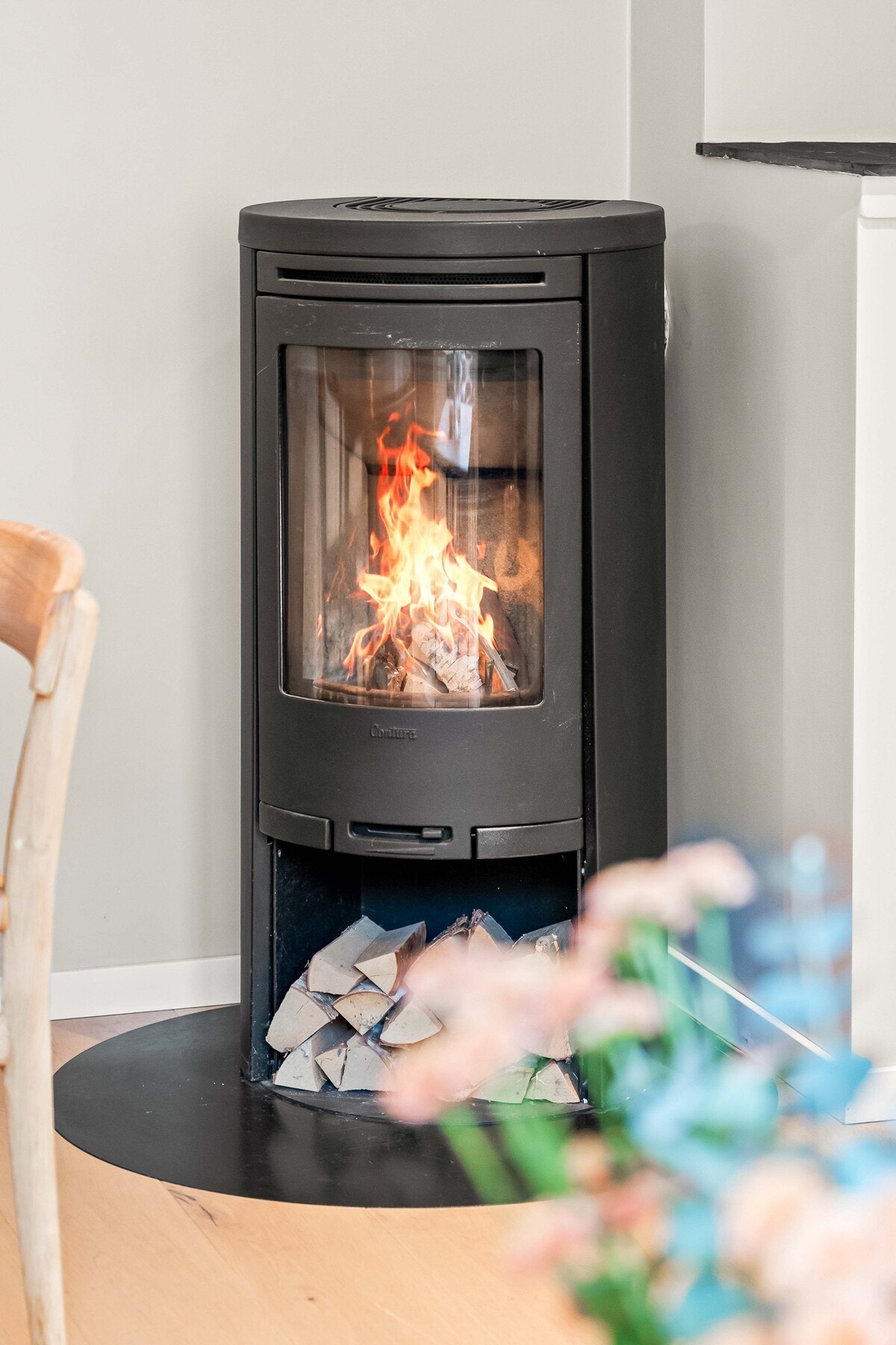 Koselig Contura peisovn i stuen. Galleribilde