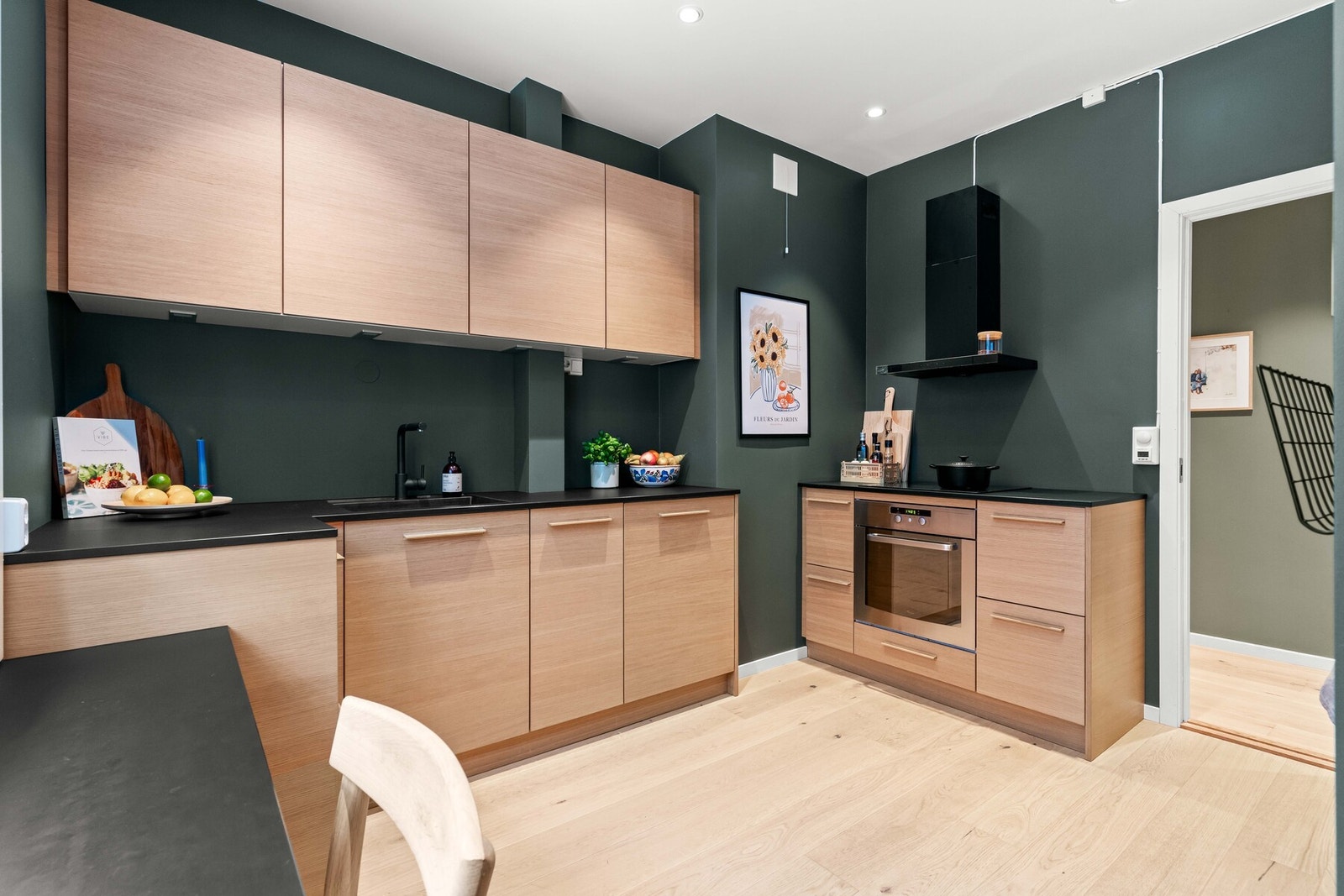 Kjøkkenet er blant annet utstyrt med LED benkebelysning, waterguard og komfyrvakt. Galleribilde