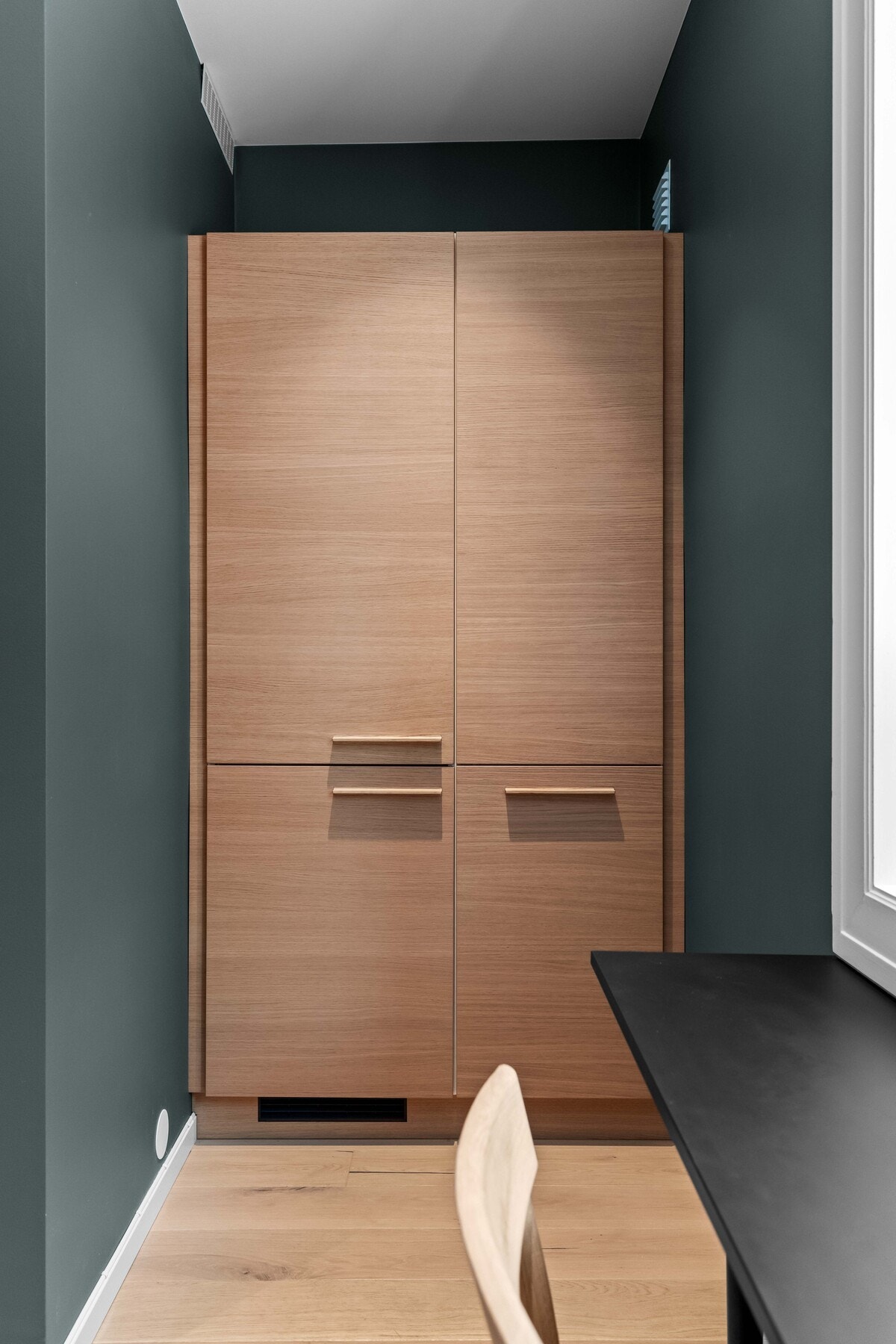 Det er godt med skapplass på kjøkkenet. Galleribilde