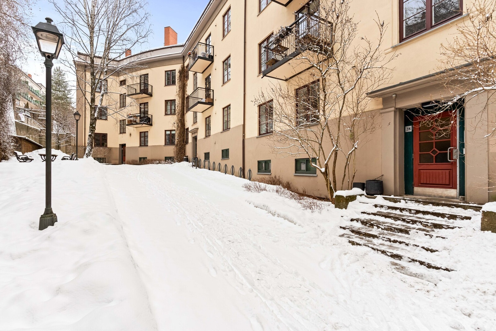 Borettslaget har bakgård med beplanting og sittegruppe, felles sykkelbod og fellesvaskeri. Galleribilde