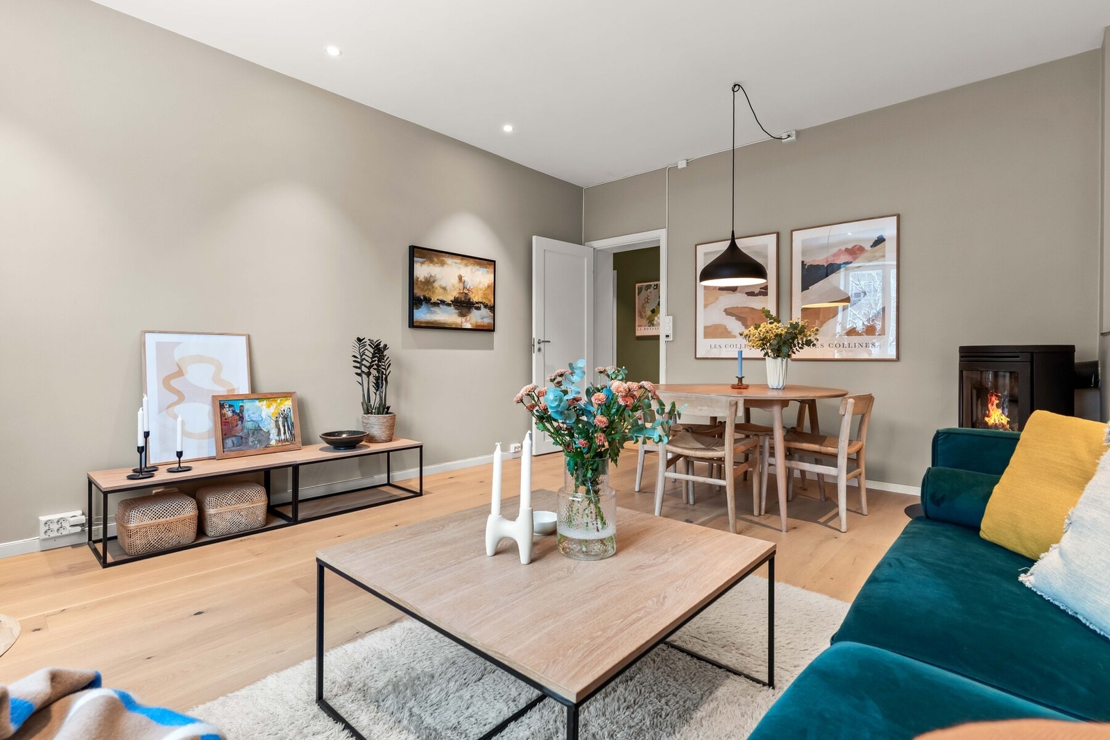 1-stav eikeparkett med gulvvarme i entrè/gang, kjøkken og stue. Galleribilde