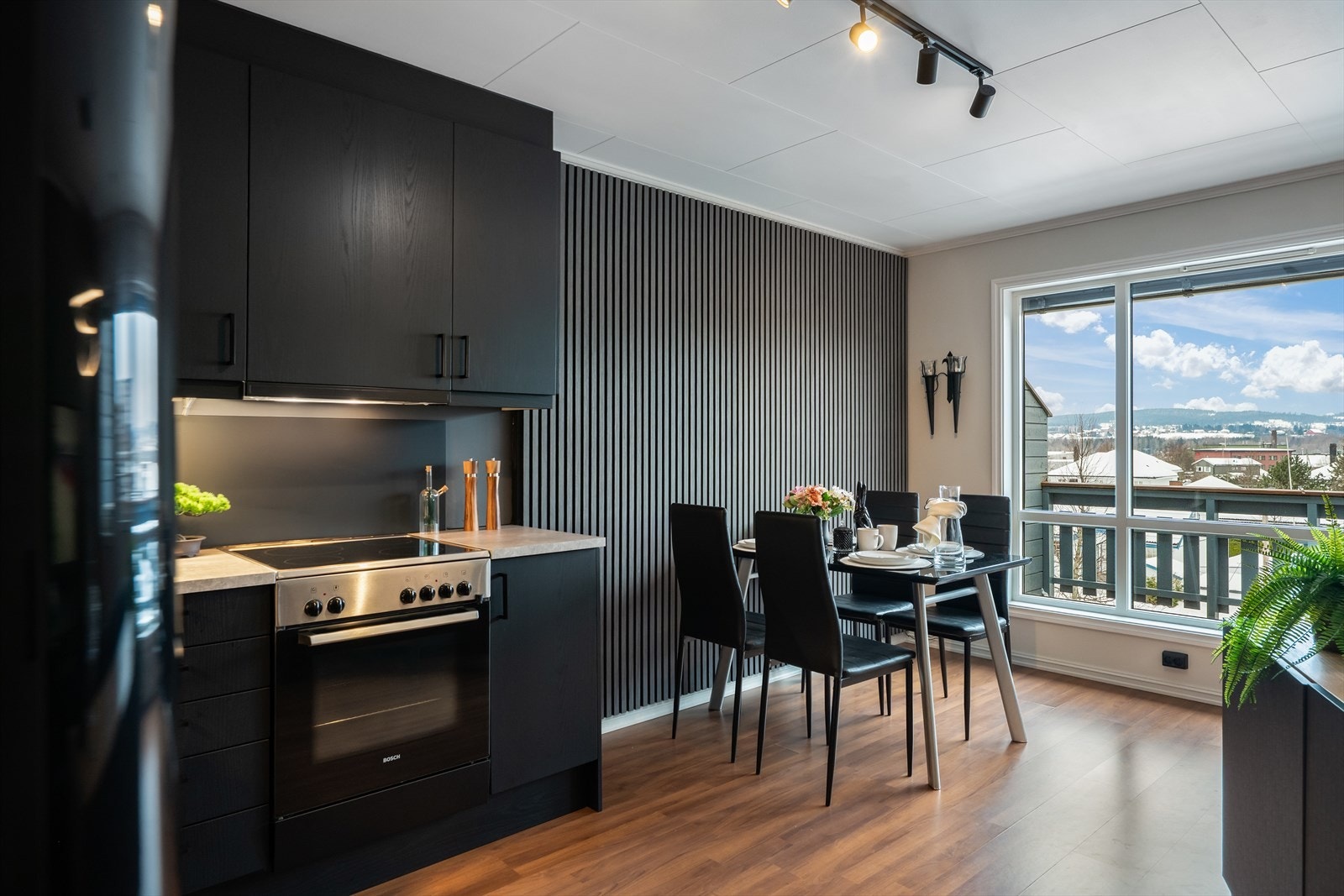 Spiseplass med store vinduer gir godt lysinnslipp. Galleribilde