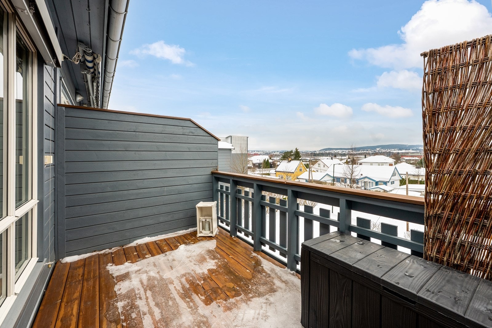 Solrik balkong med sol fra ettermiddagen til kvelden. Galleribilde