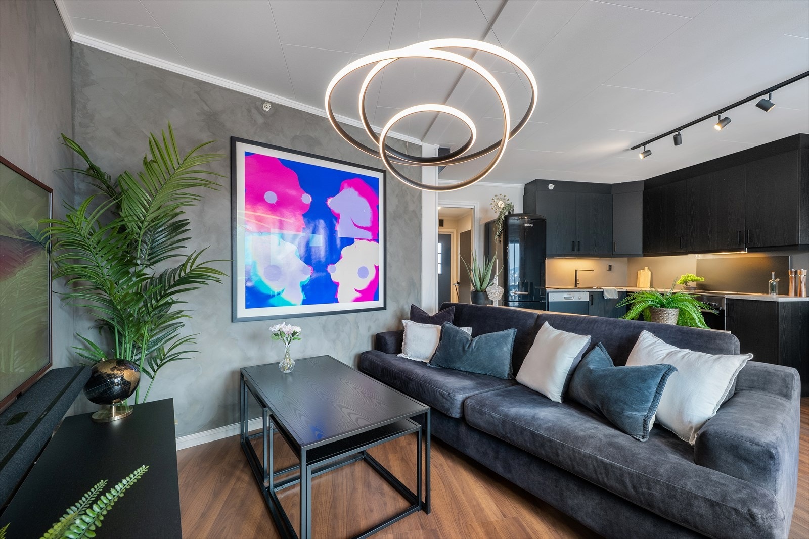 Det er god plass til både sofagruppe og spisestue. Galleribilde