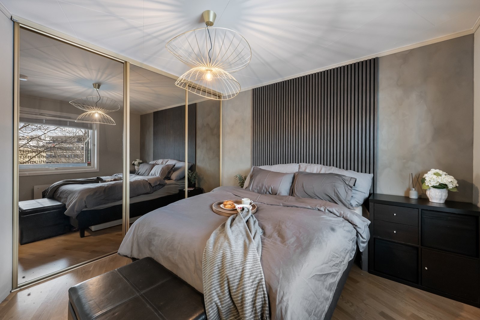 Skyvedørsgarderobe gir effektiv oppbevaring og utnytter rommet godt. Romslig soverom med god plass til seng og annet ønskelig møblement. Galleribilde