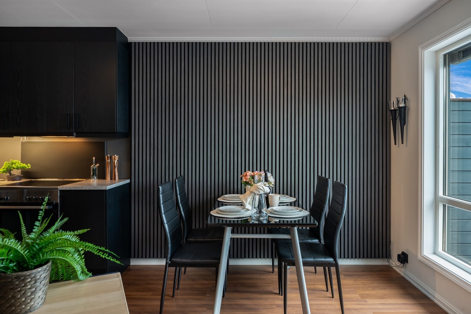 Det er god plass til spisebord i tilknytning til kjøkkenet. Galleribilde