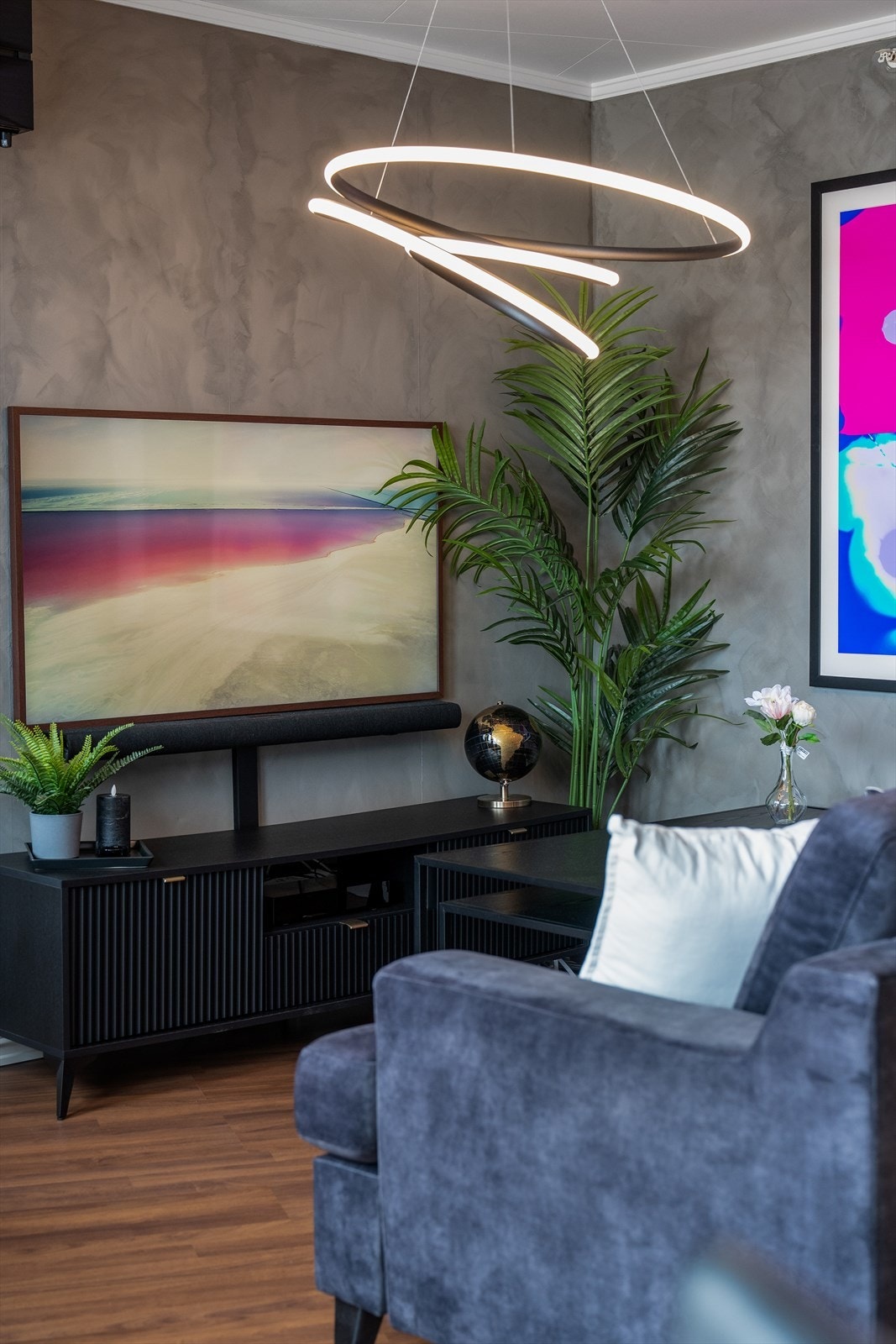 Dette er en trivelig 2- roms i 3. etasje med sentral beliggenhet på Kjeller. Fra leiligheten er det kort vei til matbutikk, Oslo Met, kollektivtransport og Lillestrøm sentrum for å nevne noe. Galleribilde