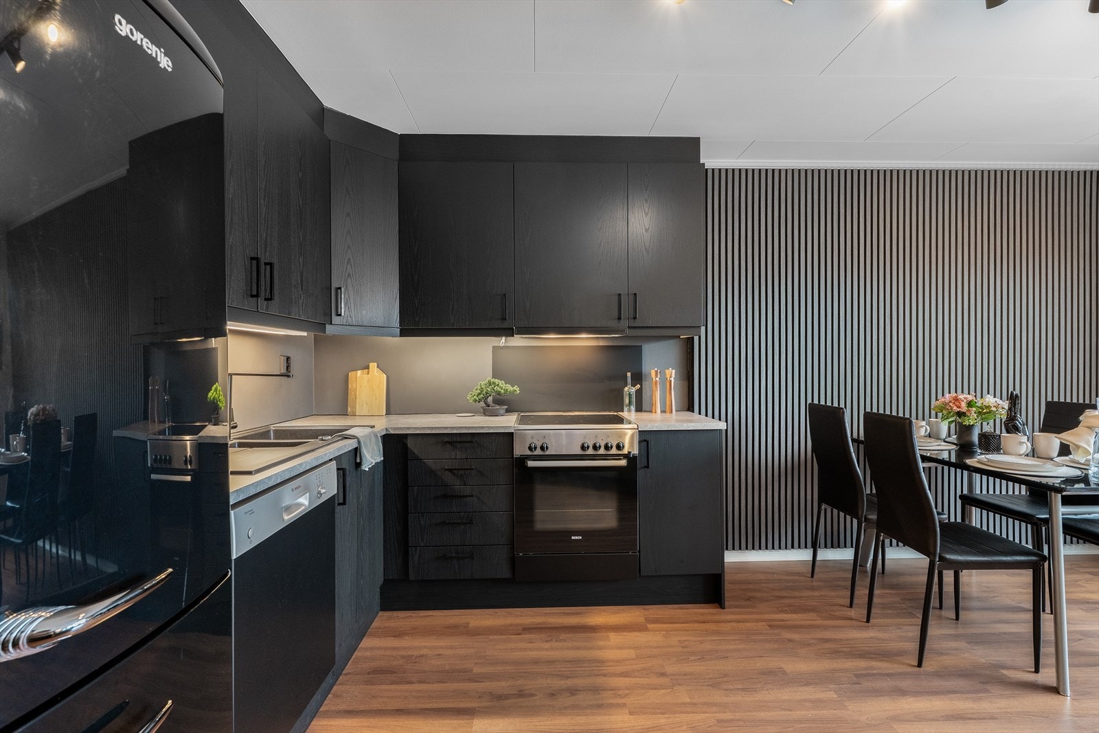 Kjøkken med glatte og nye fronter. Laminert benkeplate gir et ryddig arbeidsområde. Galleribilde