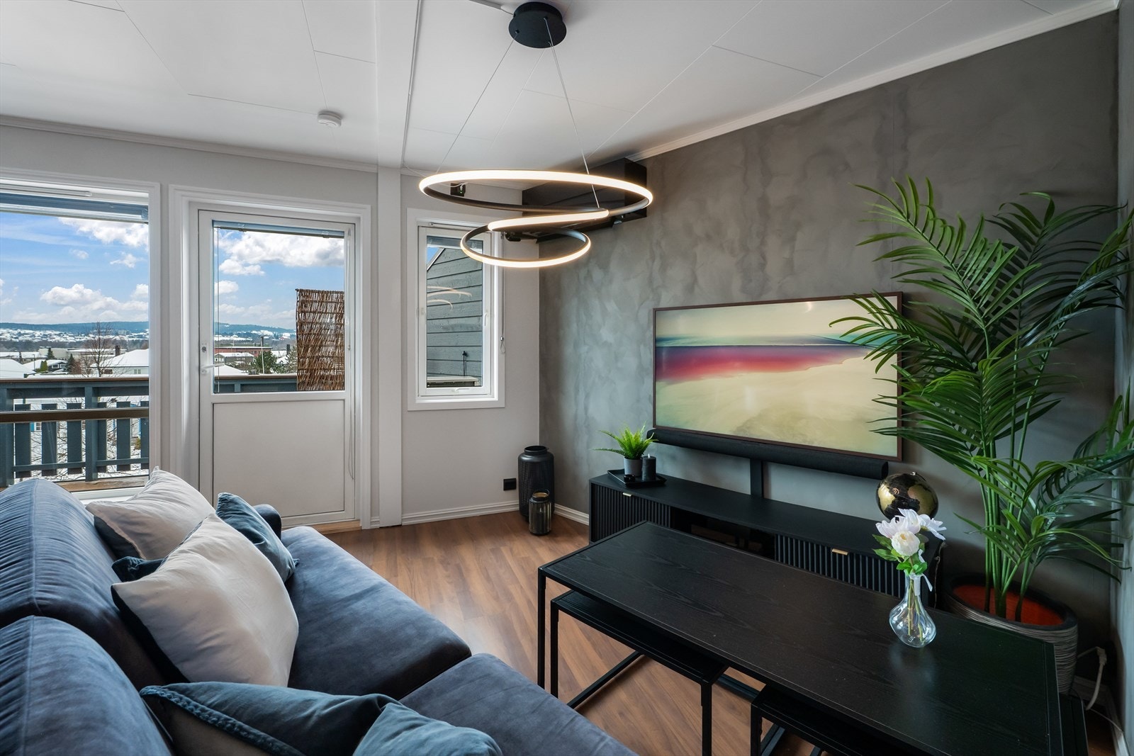 Det er åpen stue/ kjøkkenløsning. Det er montert varmepumpe som varmer godt på kjøligere dager. Galleribilde