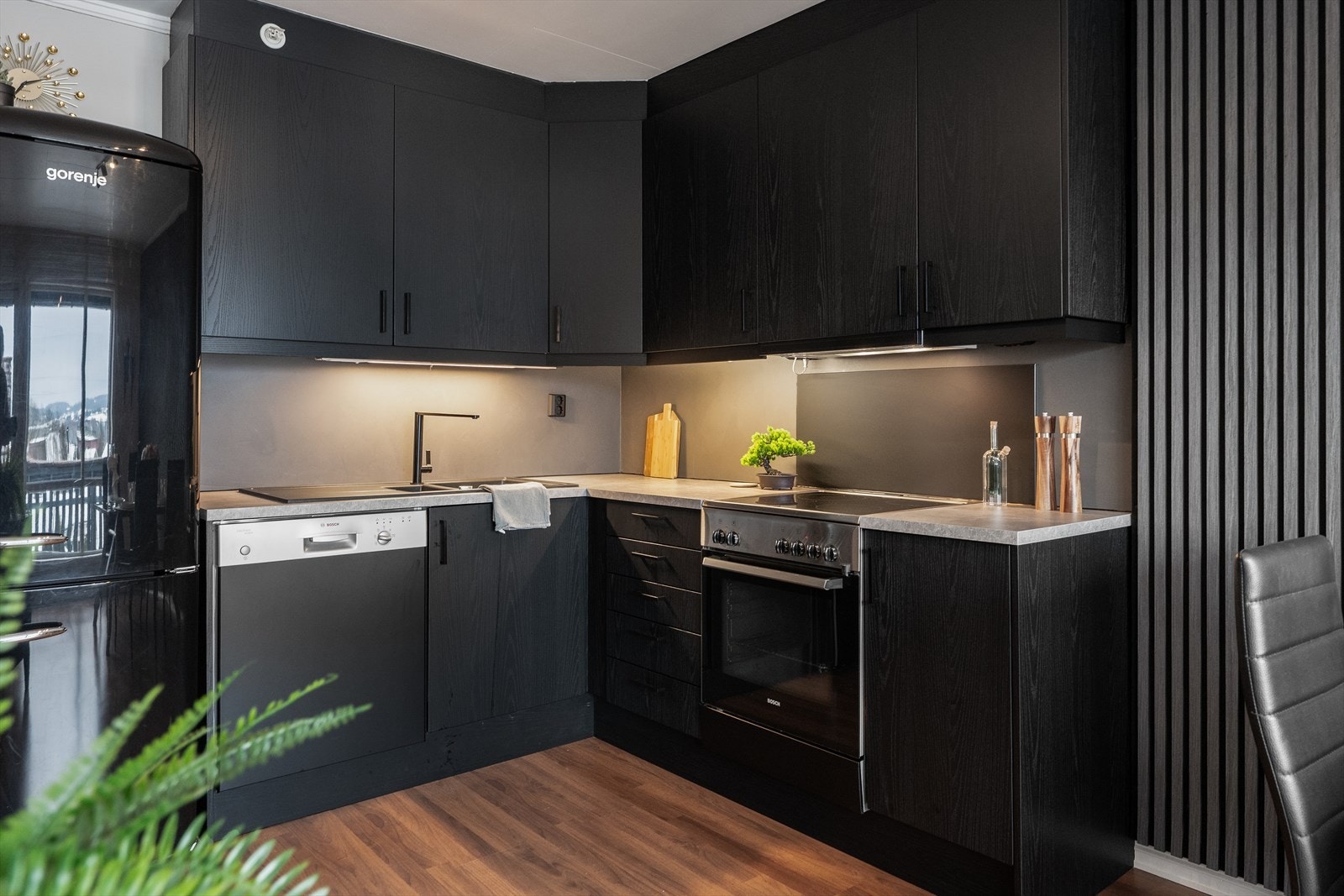 Det er godt med oppbevaringsplass i kjøkkenskapene. Galleribilde