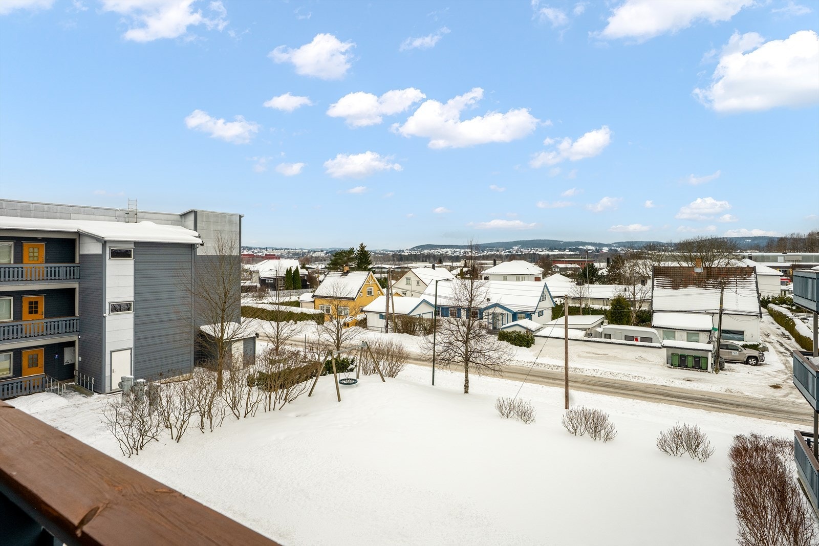 Det er god plass til diverse utemøbler. Her kan flotte sommerdager nytes. Galleribilde