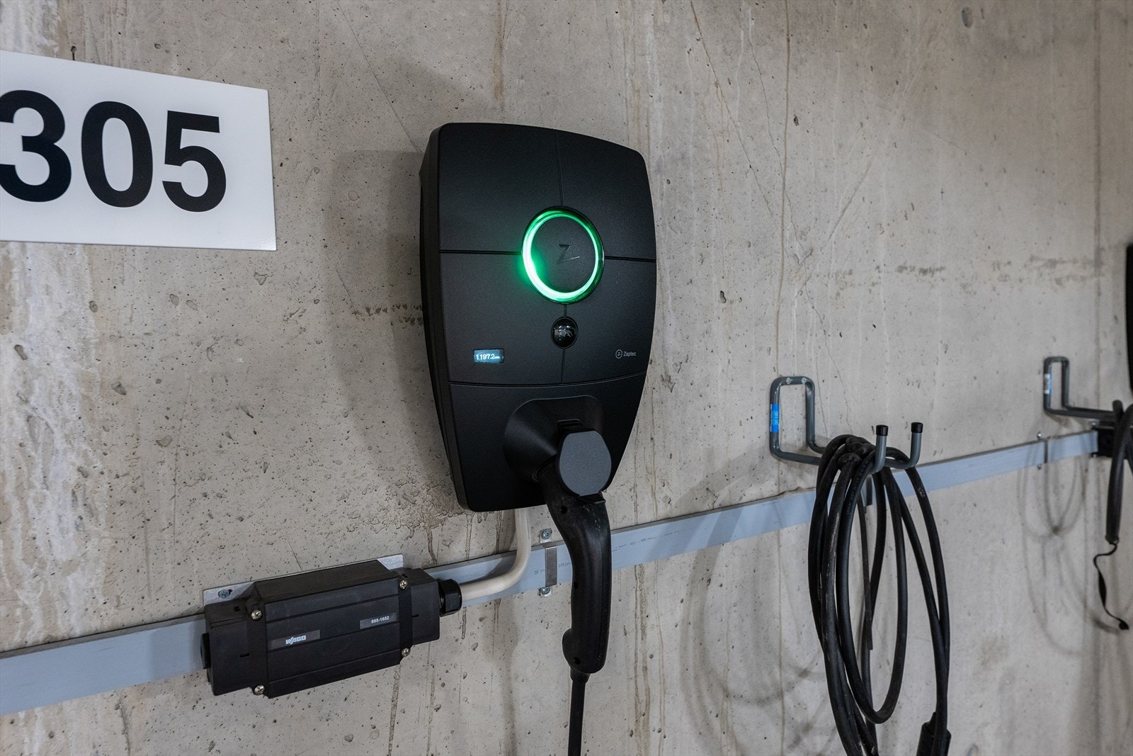 Det er montert lader til elbil. Galleribilde