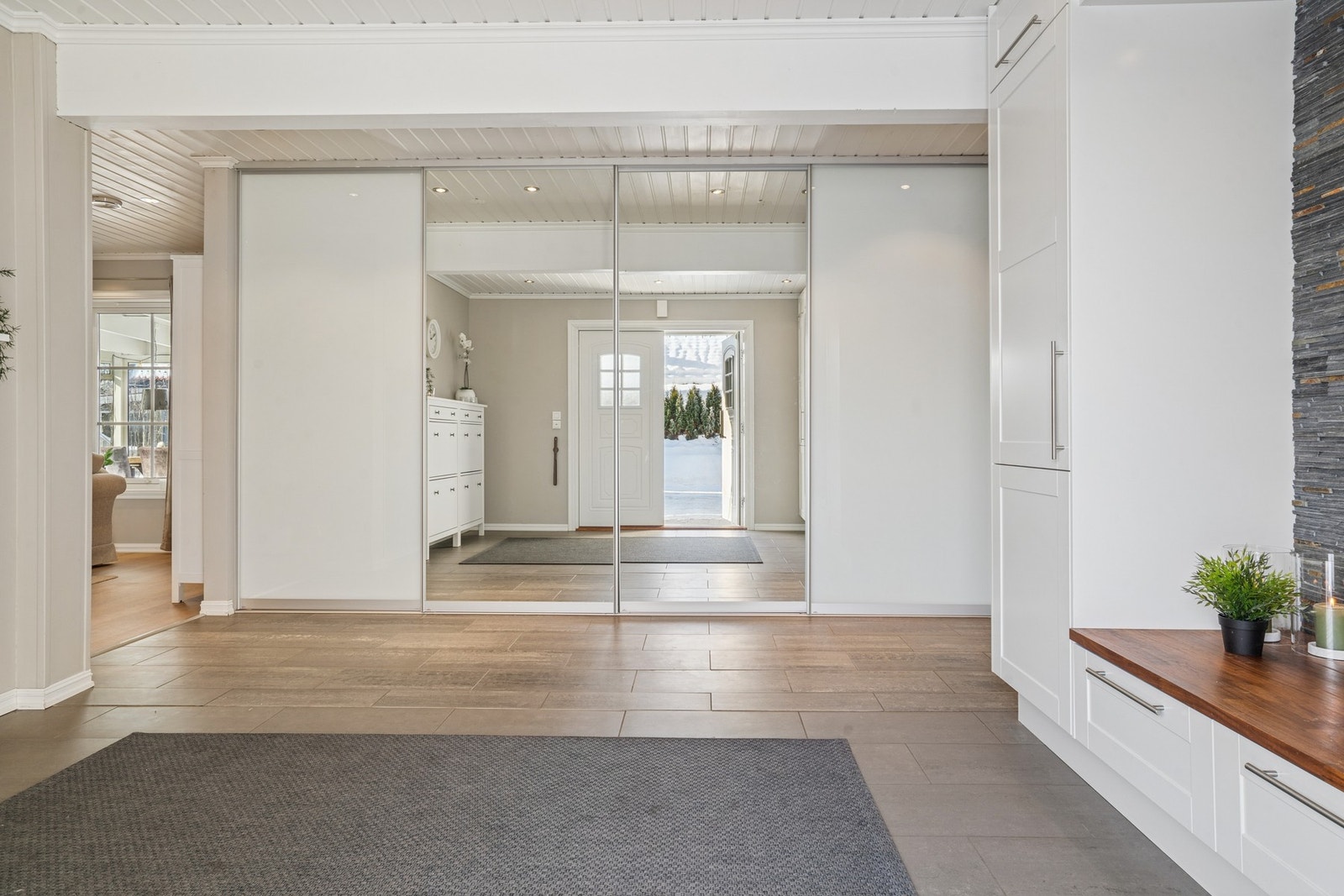 Praktisk skyvedørsgarderobe gir ryddige oppbevaringsmuligheter og en funksjonell løsning i hverdagen. Galleribilde