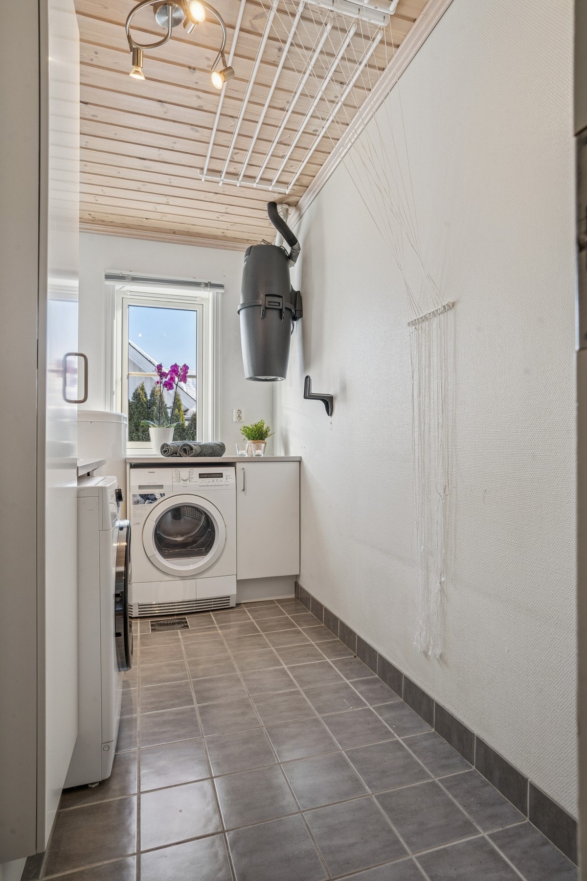 Vaskerommet har flislagt gulv med gulvvarme. Rommet er utstyrt med benkeplate med nedfelt
oppvaskkum i rustfritt stål samt sentralstøvsuger og opplegg for vaskemaskin og tørketrommel. Galleribilde