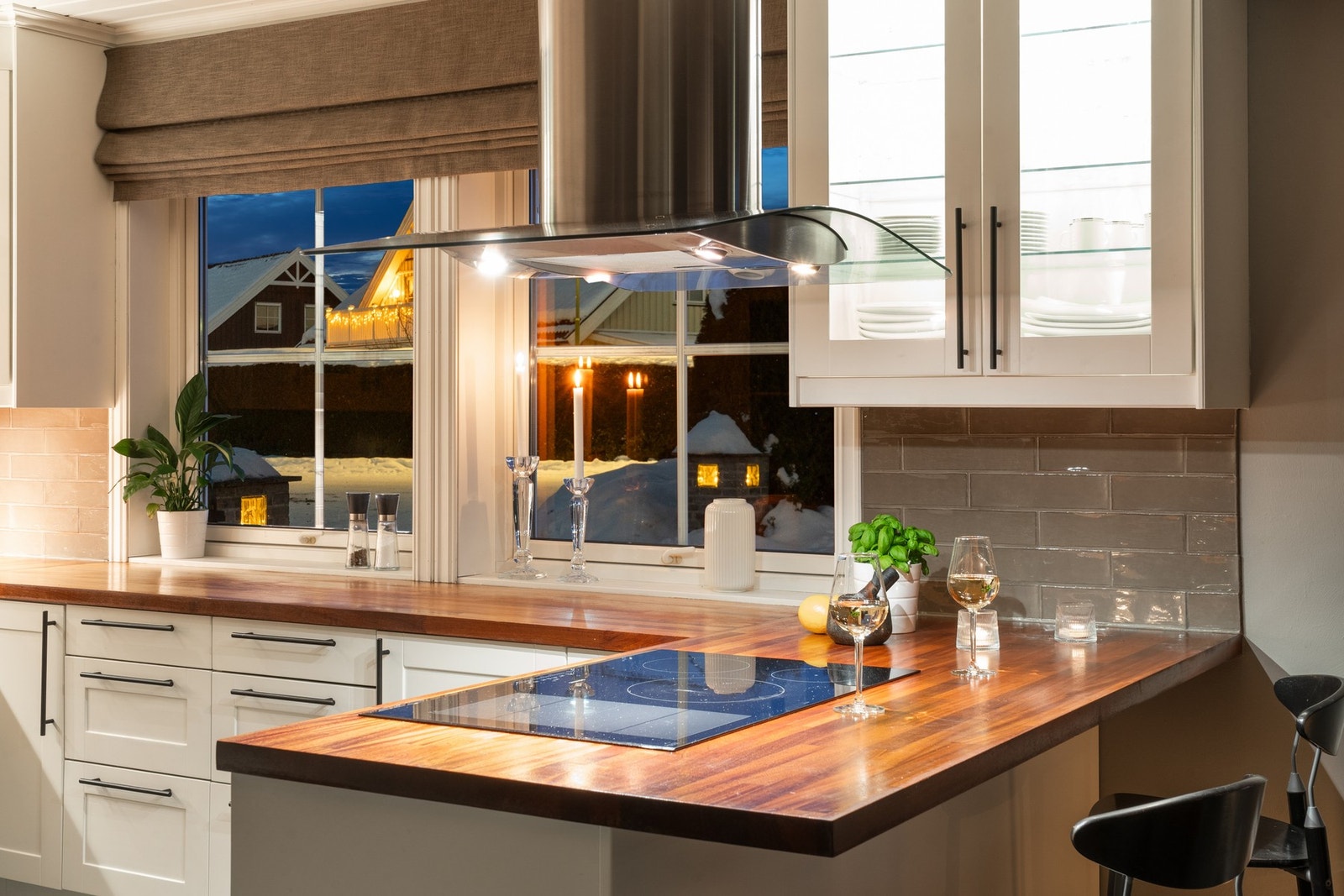 Her er det flislagt mellom benkeplate og overskap. Galleribilde