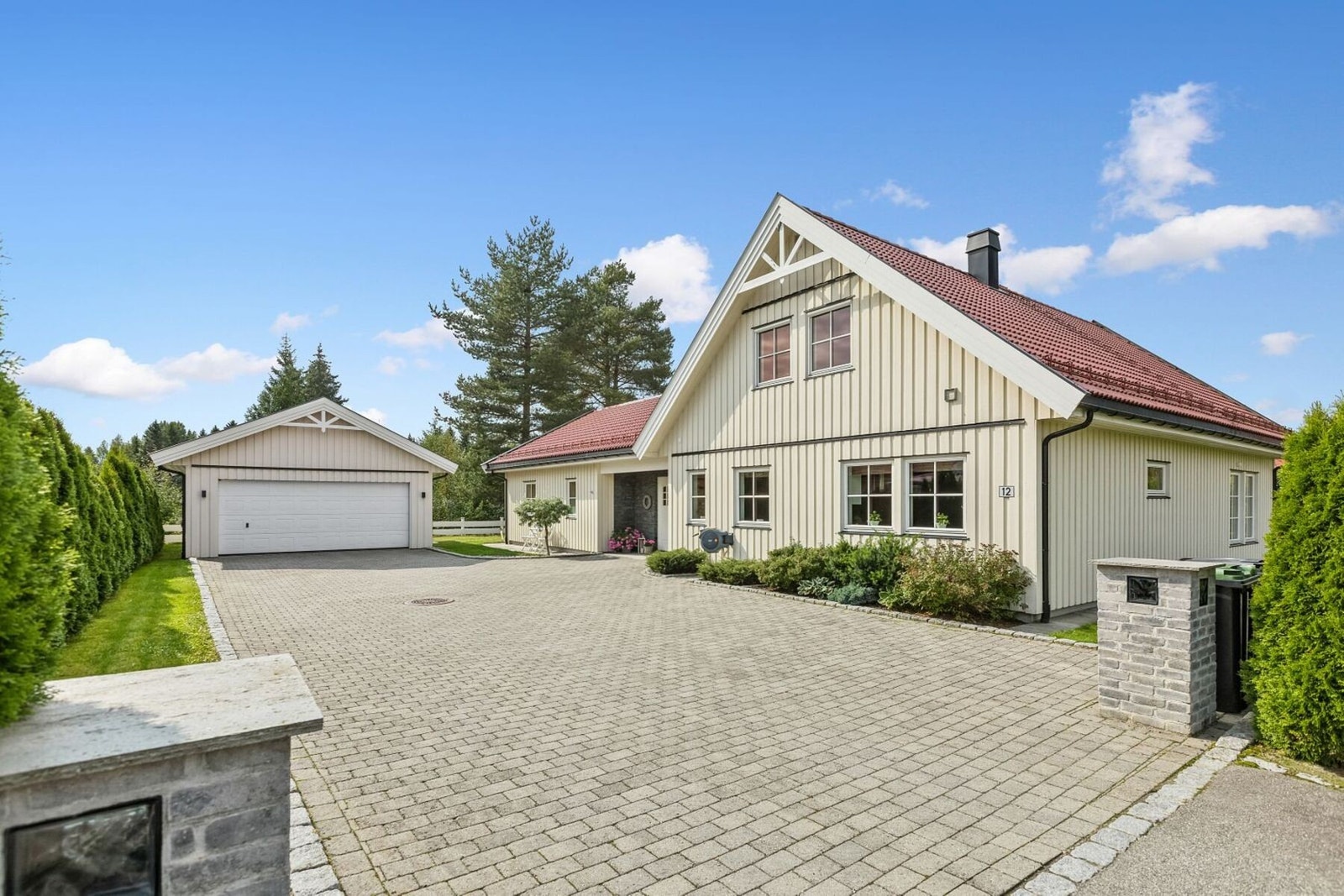 Hele gårdsplassen er belagt med belegningsstein. Galleribilde