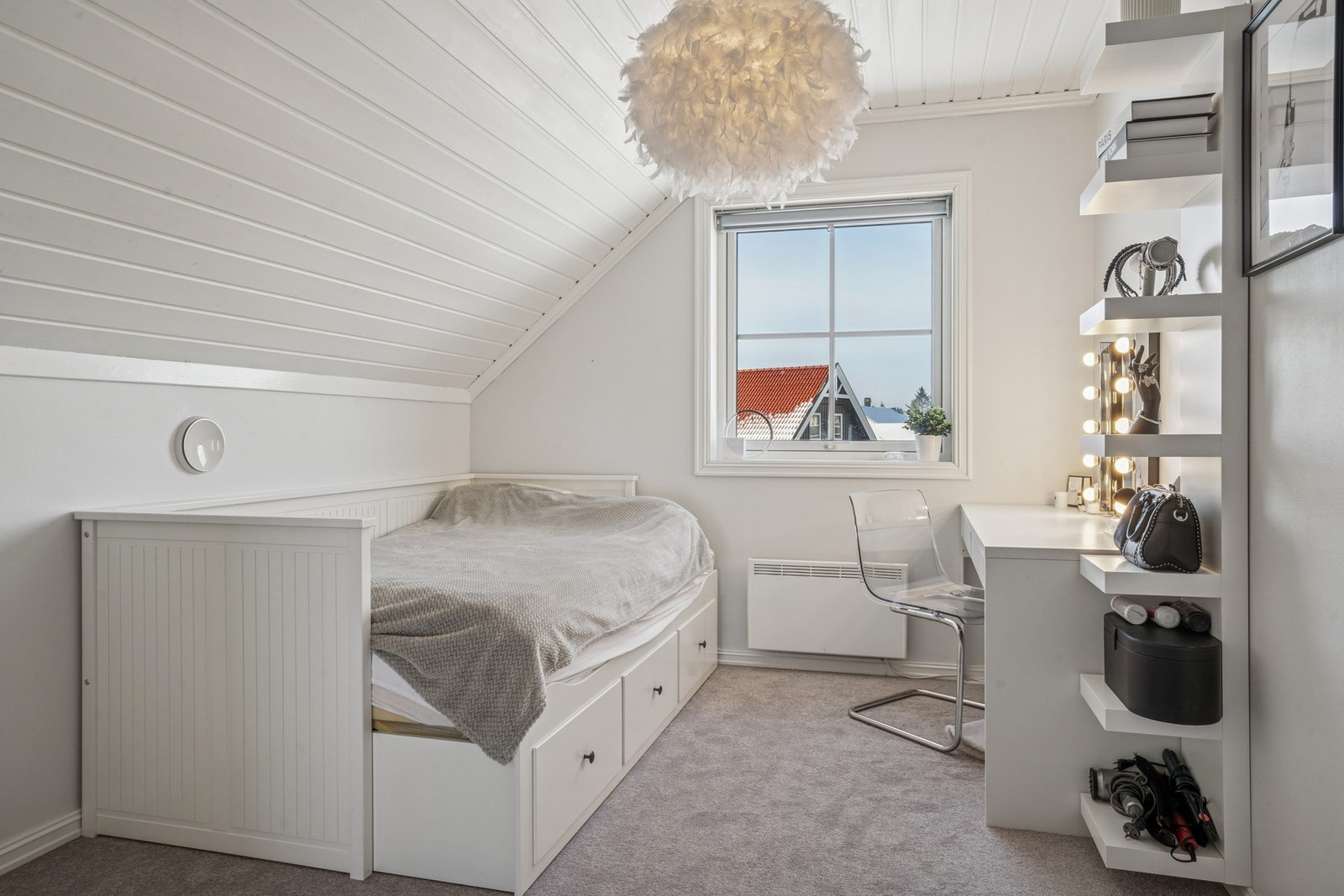 De tre øvrige soverommene i andre etasje har innvendig og utvending solskjerming. Galleribilde