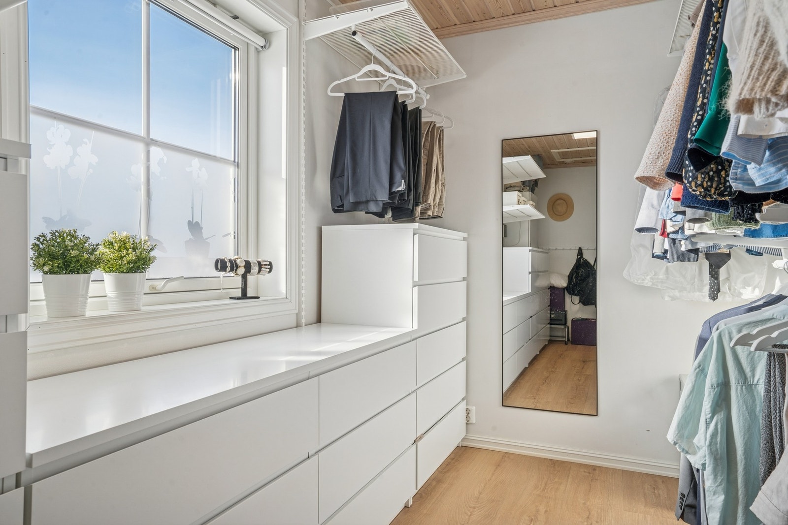 Vegg i vegg med hovedsoverommet ligger eget omkledningsrom med god plass til klesoppbevaring. Galleribilde