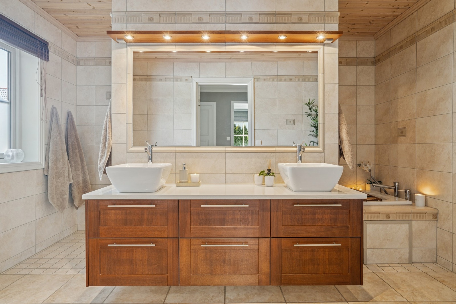 Hovedbadet har flislagte overflater, gulvvarme, vegghengt innredning og separate soner for badekar og dusj. Det store og lune badet gir en deilig spafølelse. Galleribilde