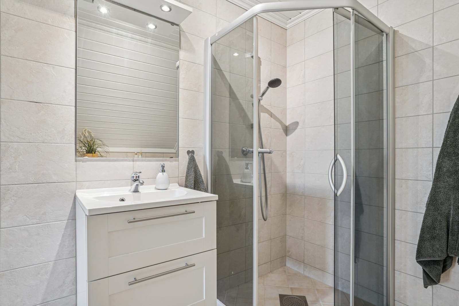 Det tredje baderommet finner du i loftetasjen. Dette er også flislagt med gulvvarme, dusjnisje, og servantinnredning. Galleribilde