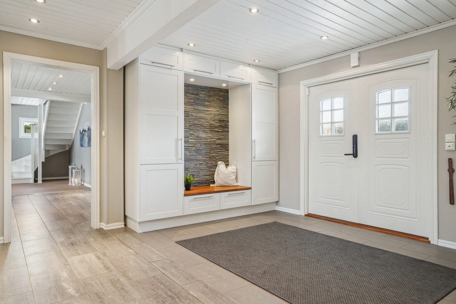 Velkommen inn i en lys og trivelig entré med god plass til yttertøy og sko. Galleribilde