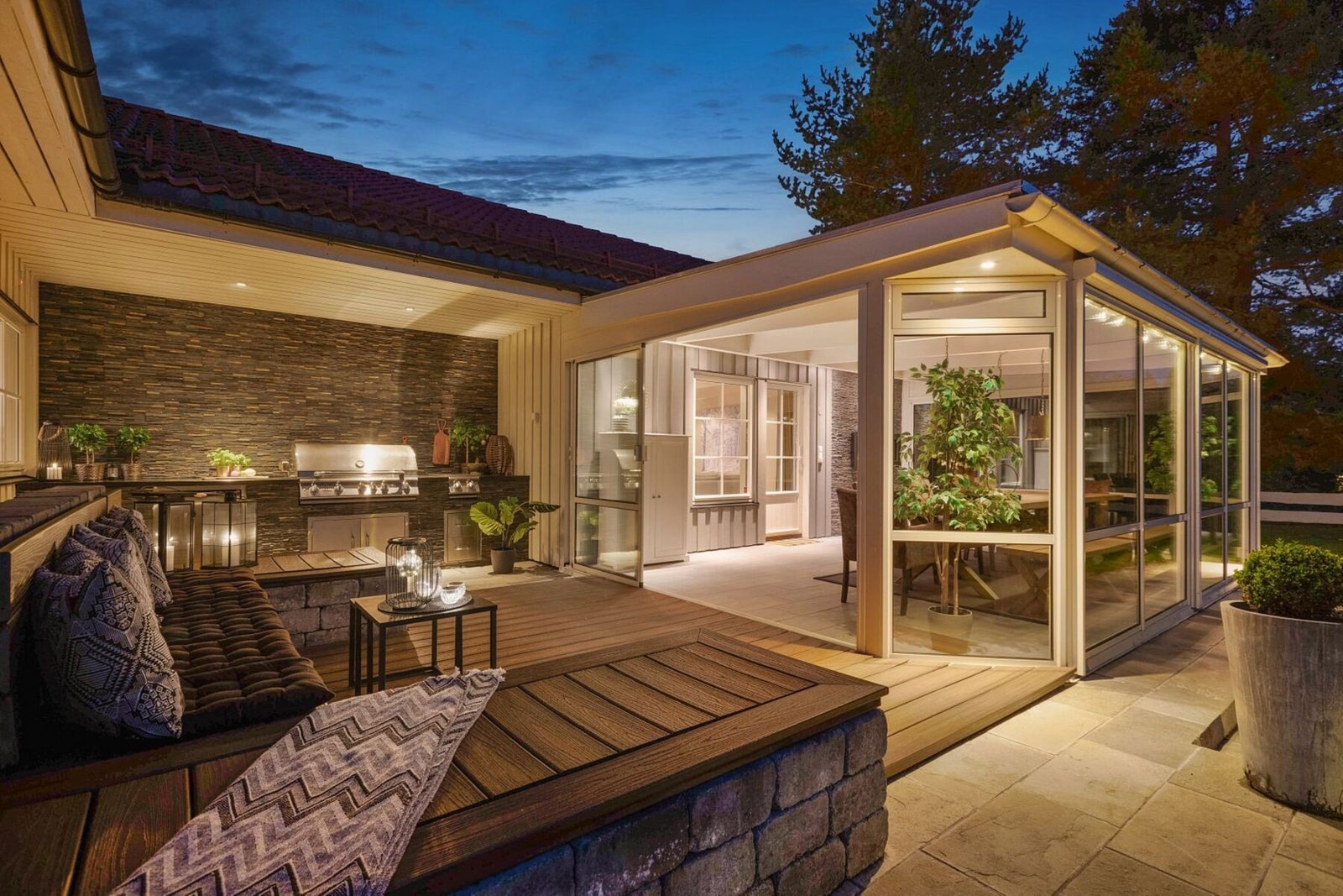 Et fabelaktig uteområde med eksklusivt utekjøkken fra Bull og stor utestue. Galleribilde