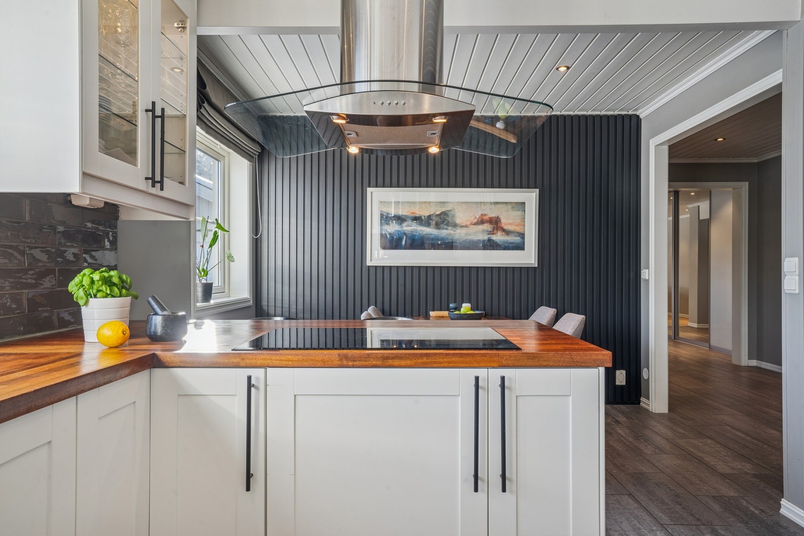 Kjøkkenhalvøya skaper en åpen og fin atmosfære ut til spiseplassen Galleribilde