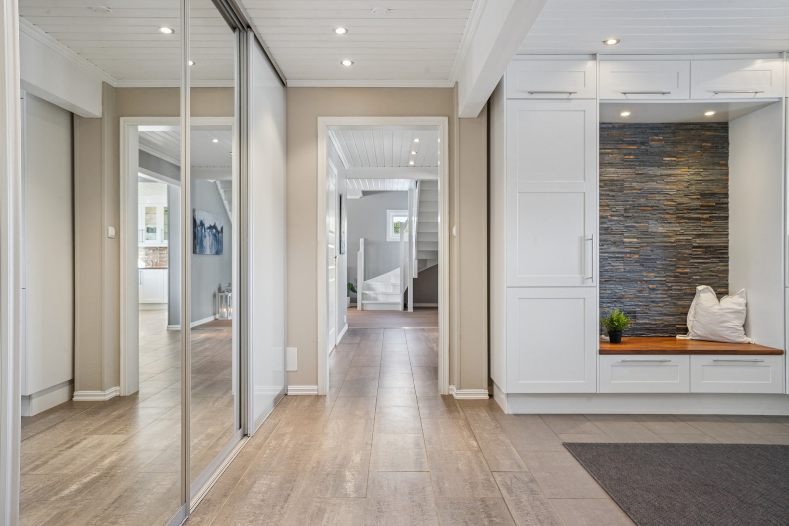 Denne entréen byr på flislagte gulv med gulvvarme. Galleribilde