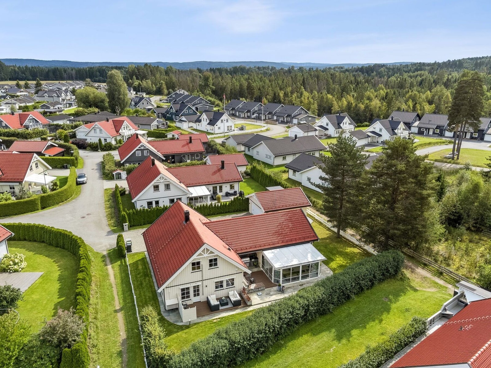 Boligen har en svært god beliggenhet i et meget barnevennlig boligområde på Ekornrud, like utenfor Jessheim sentrum i Ullensaker kommune. Galleribilde