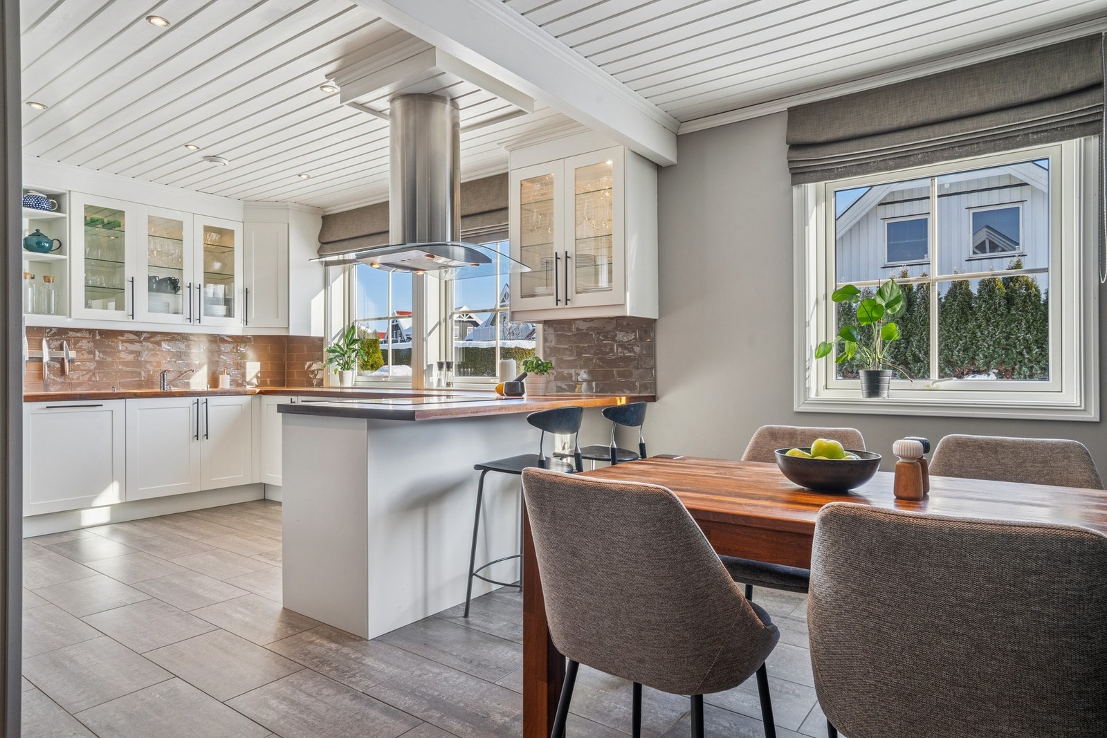 Det er integrerte hvitevarer bestående av oppvaskmaskin, stekeovn, mikrobølgeovn, kaffemaskin, vinkjøler, induksjonstopp og stort kjølehjørne. Galleribilde