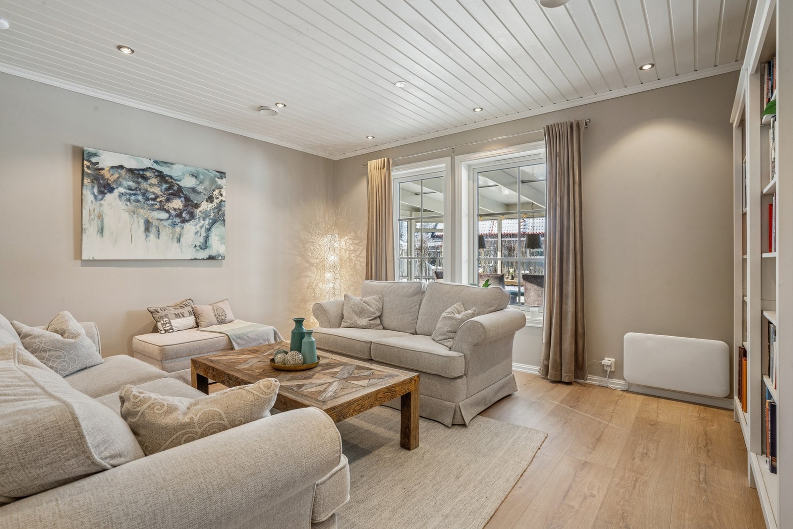 Store vindusflater sørger for rikelig med naturlig lys, og det er spotbelysning i taket. Galleribilde